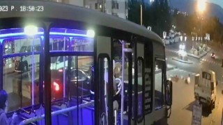 İki kişinin yaralandığı kaza anı güvenlik kamerasına yansıdı