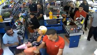 İki kız çocuğuna markette öldüresiye dayak kamerada