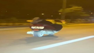 İki motosikletinin canlarını hiçe saydıkları anlar kamerada