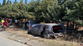 İki otomobil bir tırın karıştığı kazada 2 kişi yaralı