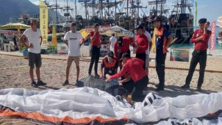 İngiliz paraşütçü plaja çakıldı, yardımına jandarma koştu