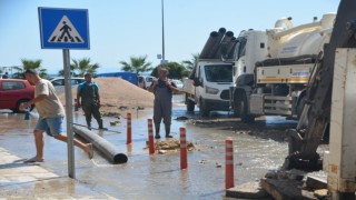 İnşaat kepçesi operatörü ana su borusunu patlattı, caddeyi su bastı