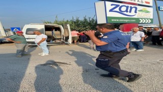 İşçi servisi ile otomobil çarpıştı: 15 yaralı