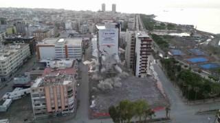 İskenderunda 13 katlı bina patlatma yöntemiyle yıkıldı