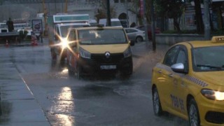 İstanbul Anadolu Yakasında sağanak yağış başladı