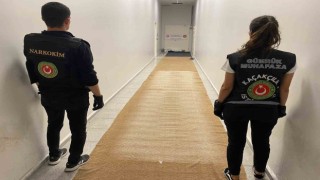 İstanbul Havalimanında halıya emdirilmiş 17 kilo uyuşturucu ele geçirildi