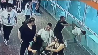 İstanbulda AVMde yan baktın kavgası kamerada