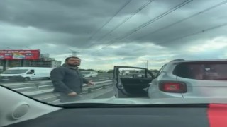 İstanbulda kadın psikiyatrist trafikte çocuğuyla birlikte dehşeti yaşadı