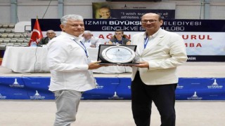 İzmir Büyükşehir Belediyesi Gençlik ve Spor Kulübünde bayrak değişimi