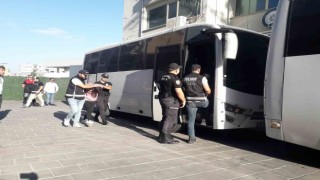 İzmirde adliye önündeki çatışmayla ilgili 20 şüpheli adliyede
