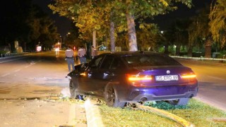 İzmirde otomobille çarpışan motokurye hayatını kaybetti