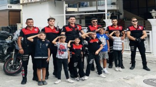 İzmirde renkli görüntüler: Çevirme yapan miniklere polisten sürpriz