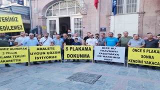 İzmirde ‘S Plaka araç sahipleri Büyükşehir önünde eylem yaptı