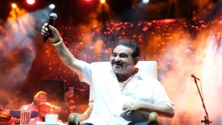 İzmirde yıldızlar geçidi: İbrahim Tatlısesten muhteşem konser