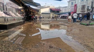 İzmiri sağanak vurdu: Cadde ve sokaklar göle döndü