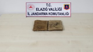 Jandarma alıcı kılığına girdi, Elazığda Roma döneminden kalma kitap ele geçirildi