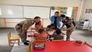 Jandarma ekipleri öğrencilerin okul heyecanına ortak oldu