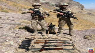 Jandarma ekipleri PKKya ait 2 sığınakta çok sayıda silah ve mühimmat ele geçirdi