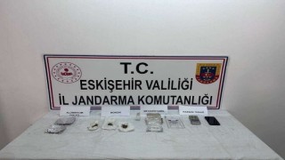 Jandarmanın şüphelendiği araçta farklı türlerde uyuşturucu madde ele geçirildi