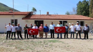 Kadın muhtar istedi, liseliler en uzak mesafedeki köy okulunu restore etti