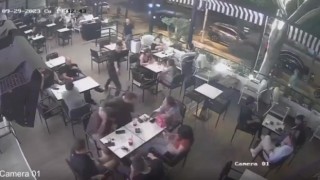 Kafede arkadaşlarıyla otururken kurşun yağmuruna tutuldu