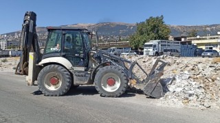 Kahramanmaraş'ta belediye depremin izlerini silmeye devam ediyor