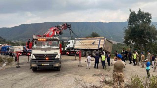 Kahramanmaraşta cenazeye dalan kamyon alandan kaldırıldı