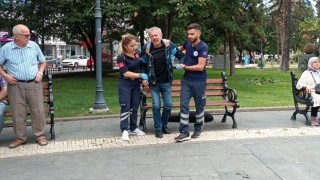 Kalp krizi geçiren yaşlı adam çevredekilerin dikkati sayesinde hastaneye yetiştirildi