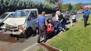 Kamyonet tıra arkadan çarptı