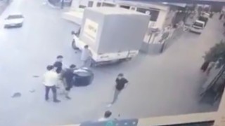 Kamyonete çarpan motosikletli ve arkadaşı böyle savruldu