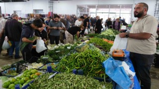 Kapalı semt pazarında cumartesi yoğunluğu