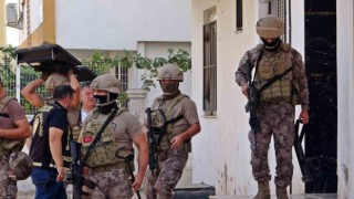 Kapıların koçbaşıyla kırıldığı, çöplerin didik didik arandığı operasyonun detayları paylaşıldı