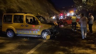 Karabükte otomobil ile ticari taksi kafa kafaya çarpıştı: 3 yaralı
