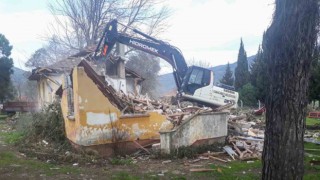 Karacabeyde metruk binalar bir bir yıkılıyor