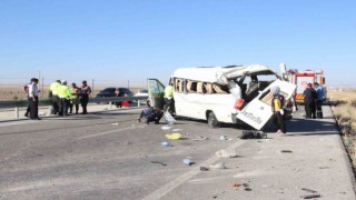 Karamanda lastiği patlayan minibüs devrildi: 1 ölü, 10 yaralı