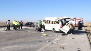 Karamanda lastiği patlayan minibüs devrildi: 1 ölü, 10 yaralı
