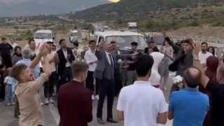 Karayolunda düğün eğlencesi molası