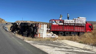 Karlıovada saman yüklü kamyon devrildi