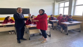 Kars Valisi Polattan öğretmenlere karanfil