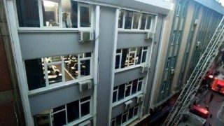 Karşı binada yangın çıktı, öğrenciler aldırış etmeden soru çözdü