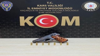 Karsta 1 araçtan silah ve mühimmat çıktı