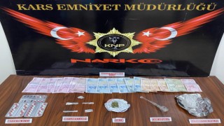 Karsta uyuşturucu taciri 2 kişi tutuklandı