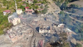Kastamonuda 10 ev, 3 ahırın yandığı yangın kontrol altına alındı