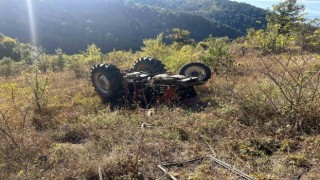 Kastamonuda traktör devrildi: 1i ağır 2 yaralı