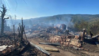 Kastamonudaki köy yangını devam ediyor: 10 ev, 3 ahır yandı