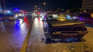 Kaygan zeminde duramayan otomobil önündeki araca çarptı: 3 yaralı