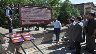 Kaymakam Ocak, tarihi Esenlik köyünü ziyaret ederek yönlendirme tabelalarının yerleştirmesini gerçekleştirdi