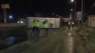 Kayseride gece vardiyasına giden işçi servisi devrildi: 6 yaralı