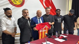 Kayserisporlu futbolcular öğrencilerle buluşup halay çekti