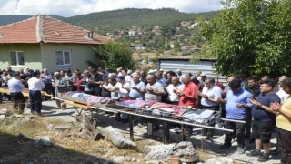 Kazada hayatını kaybeden anne ve çocukları gözyaşları arasında toprağa verildi